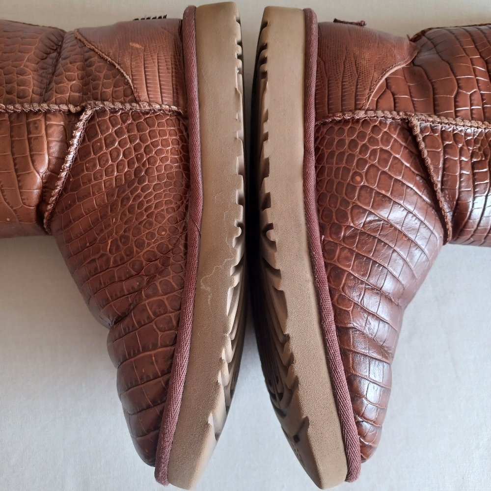UGG Women's 5 Classic Short Crocodile Embossed Red/Brown Leather Boots - Picture 12 of 16